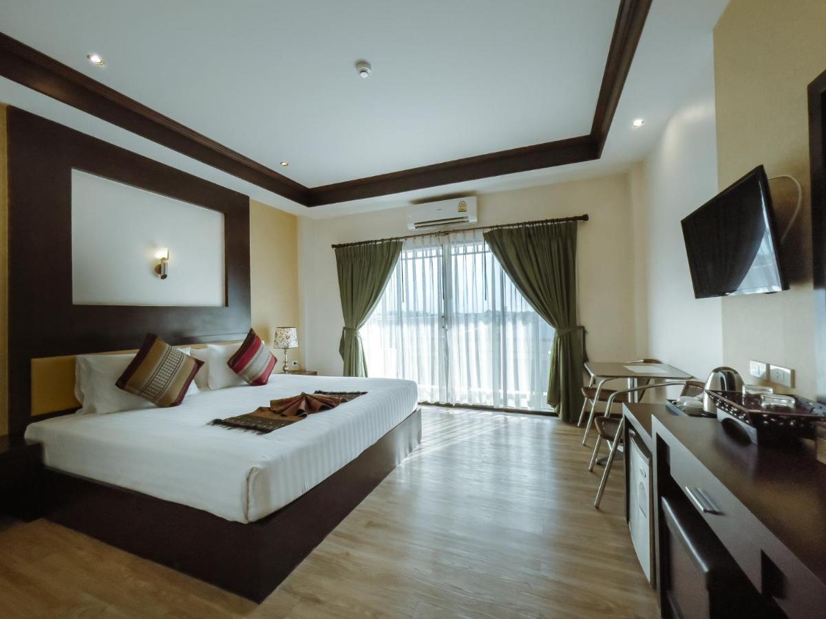 Royal Nakhara And Convention Centre 4*